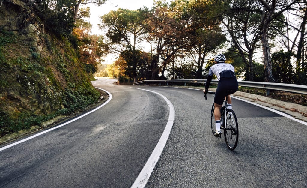 Ciclista principiante en la carretera